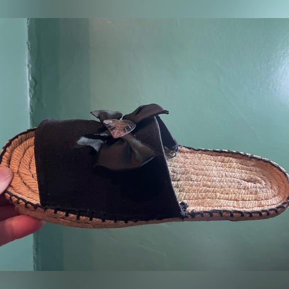 Lightly worn slide-on espadrilles - black linen with heart button/bow - Picture 4 of 4
